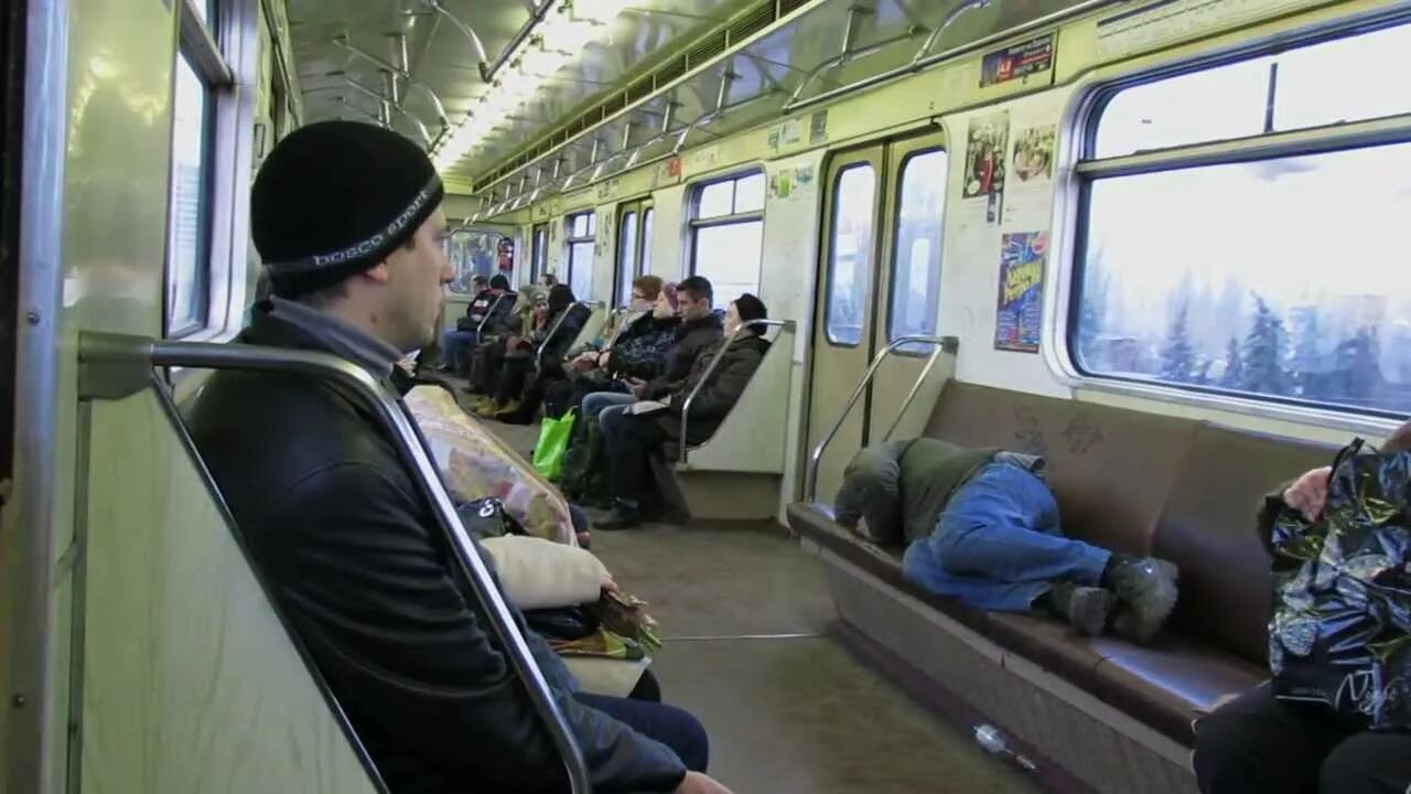 Сколько поездов на зеленой ветке. Спальные вагоны метро. Вагоны метро на зеленой ветке. Старые вагоны на салатовой ветке. Старые поезда на зеленой ветке.
