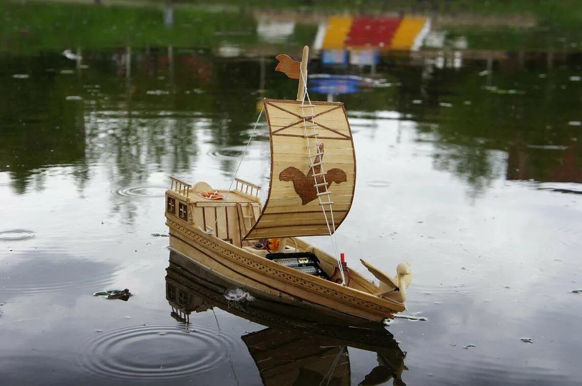 Звуки плывем по реке. Кораблик из дерева. Кораблик на воде. Деревянный кораблик на воде. Бумажный кораблик в реке.