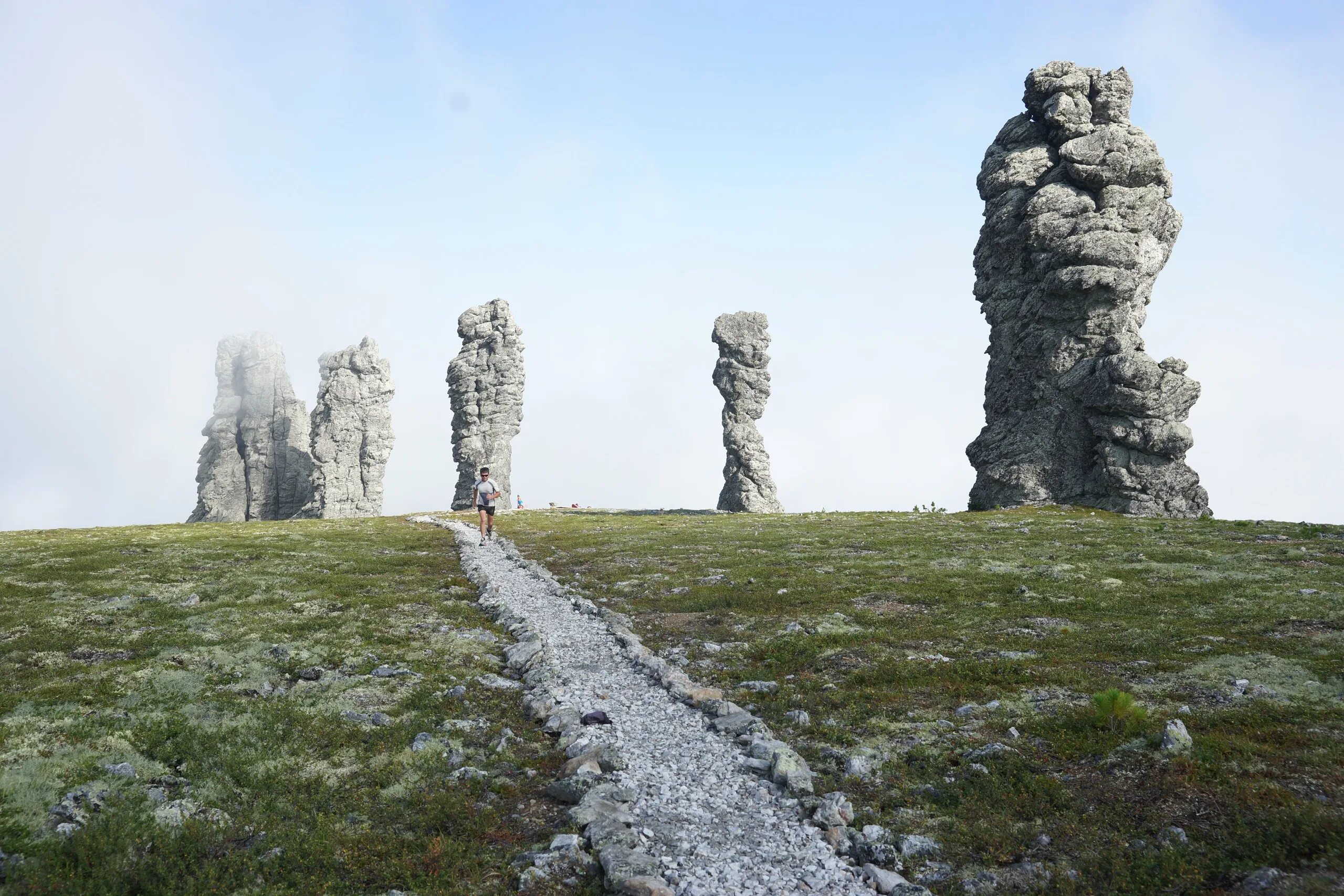 Какие есть природные памятники. Плато маньпупунёр. Памятник Маньпупунер. Плато Мань Пупу нер. Плато маньпупунёр Республика Коми.