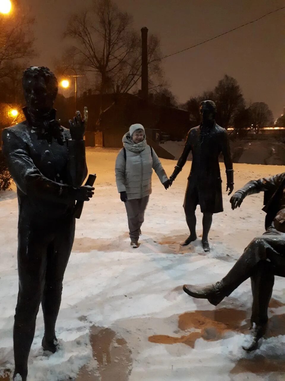 Пустынной улицей вдвоем. Пустынной улицей вдвоем