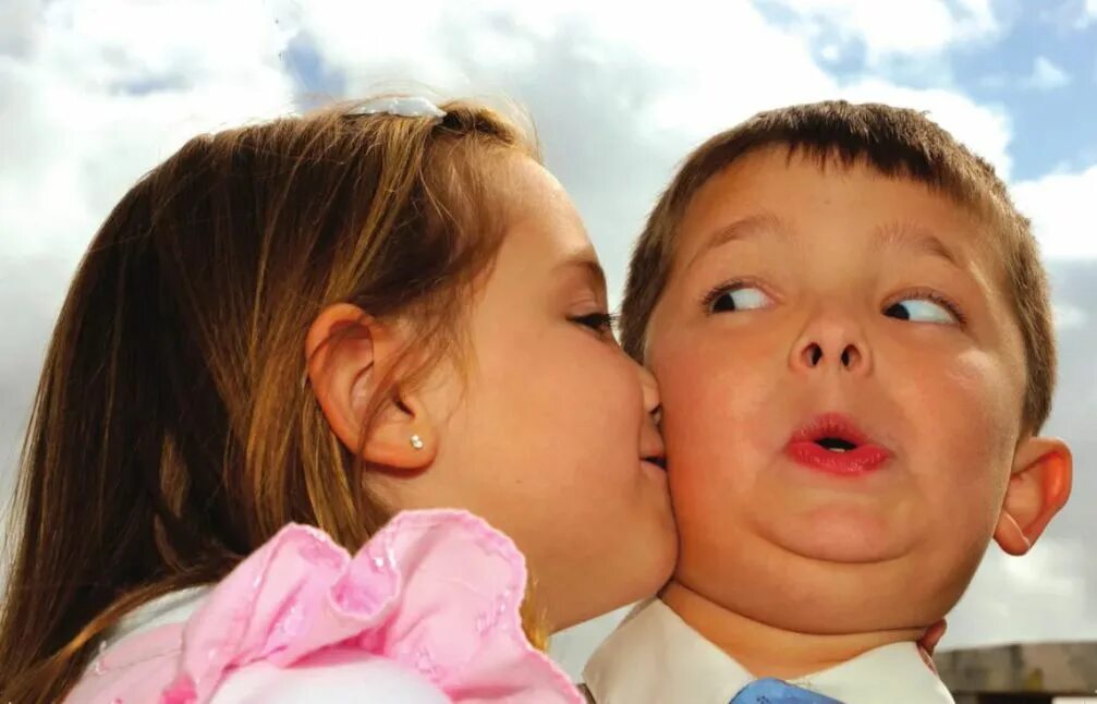 Девочка целует. Поцелуй в щеку с языком. Первая поцеловала в щечку. Поцелуй в щечку. Поцелуй в щечку.