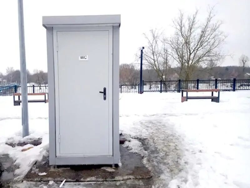 Уличный туалет зимой. Стационарный туалет. зимний туалет. туалет на улице зимой. общественный туалет кабинка на улице.