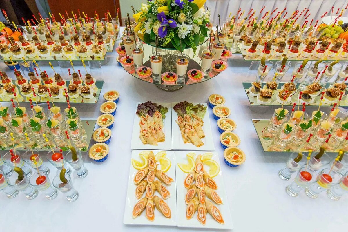 Фуршетный стол в офисе. Мини фуршет. Бутерброды на праздничный стол. Недорогой фуршетный стол на работе. Стол фуршет.