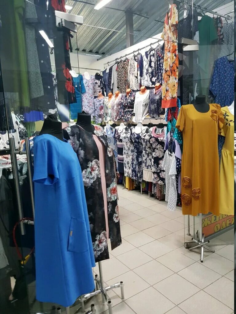 Секрет магазин кемерово. Vplatie кемерово. Платья кемерово магазины. Вечерние платья в торговом центре европейский. Петербургский стиль женская одежда.