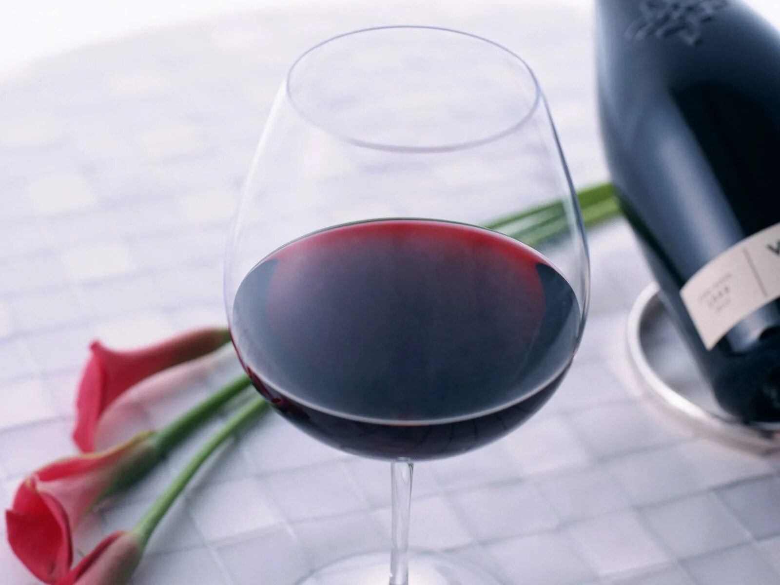 Язык в вине. Красное вино. Бокал вина на столе. Бокал с вином на столе. Бокал красного вина на столе.