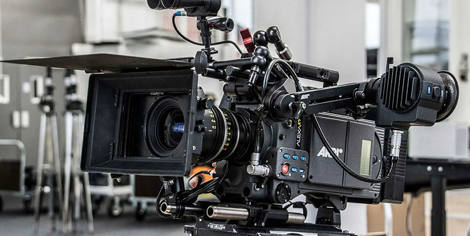 Камера используется. Видеокамера arri alexa xt. arri alexa на съемках. arri alexa в обвесе. оборудование для видеосъемки.
