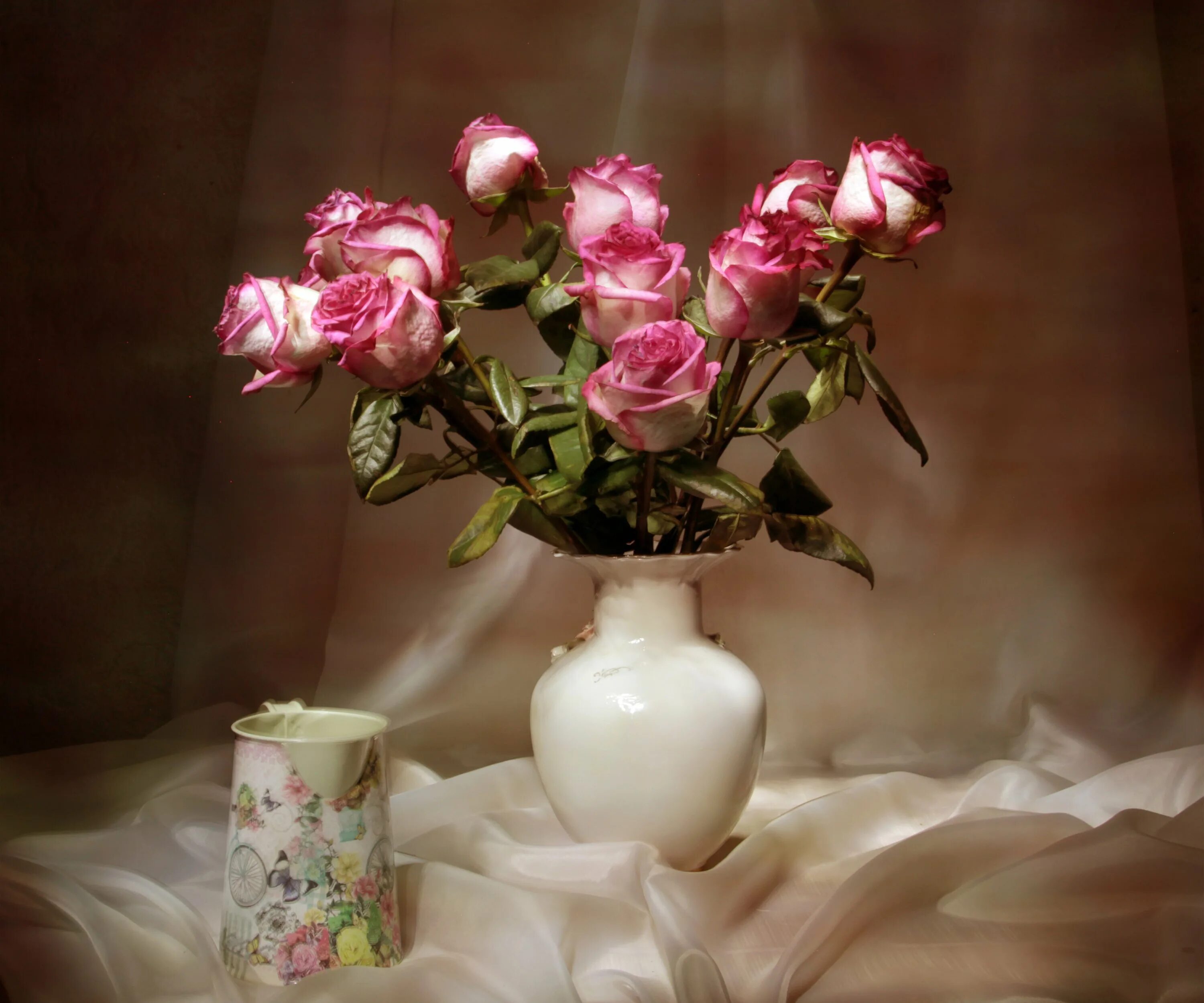 Розы в вазе. Красивый букет в вазе. Букет роз в вазе.