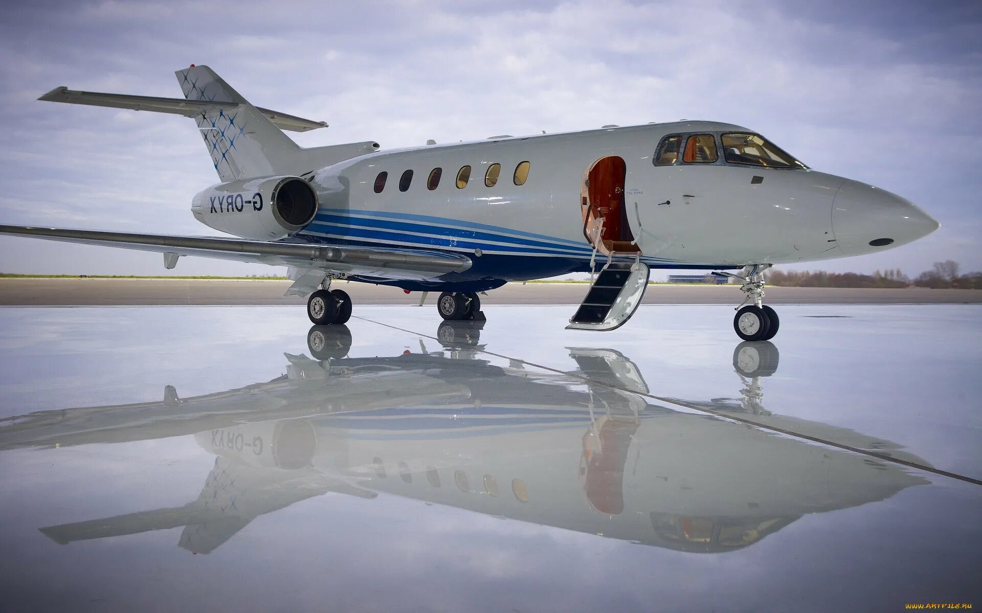 Самолет bombardier challenger 605. Трап частного самолета. Самолет на 10 человек. Самолет бизнес джет оаэ. Самолёт сессна 208.