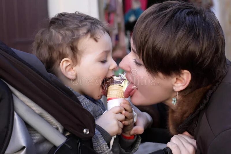 Ребенок лижет маму. Маленькая девочка облизывает мороженое. Мальчик лижет мороженку. Дети лижут мороженое. Ребенок облизывает мороженое.