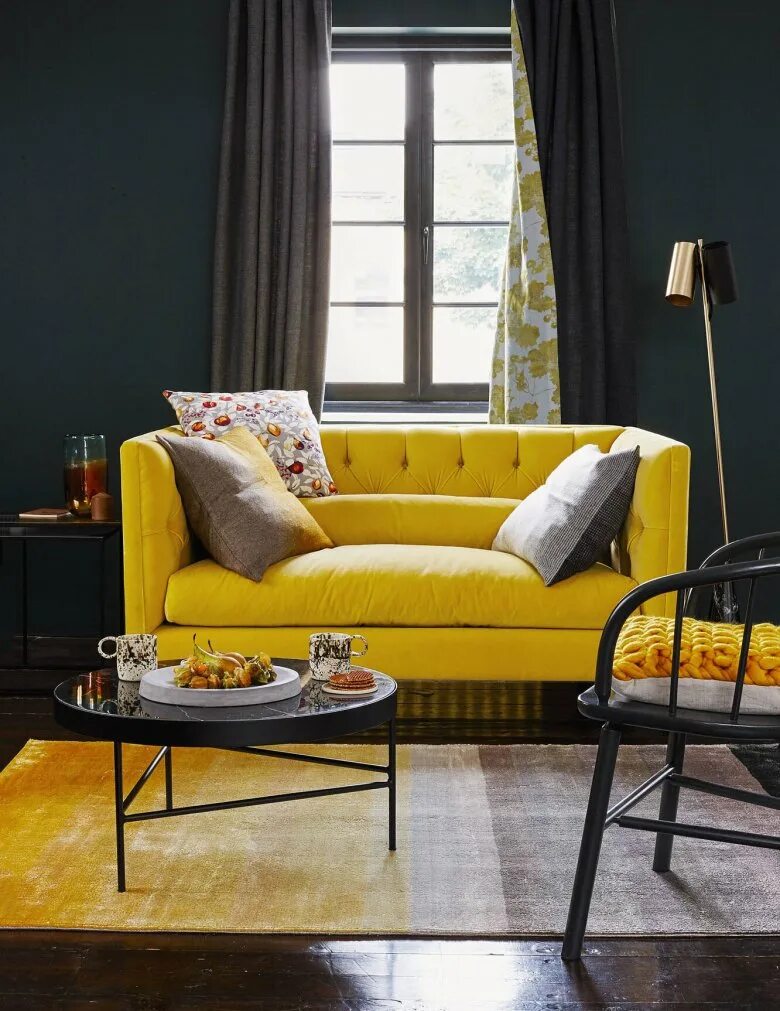 Горчичный в интерьере. Диван горчичного цвета в интерьере. Желтый диван. Диван желтого цвета. Диван желтого цвета в интерьере.