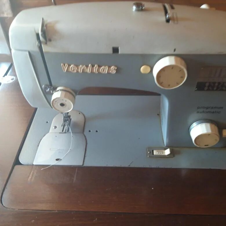 Veritas est. Швейная машинка veritas ГДР. Veritas швейная машина 1970. Веритас швейная машина ГДР. Швейная машинка Веритас зигзаг.