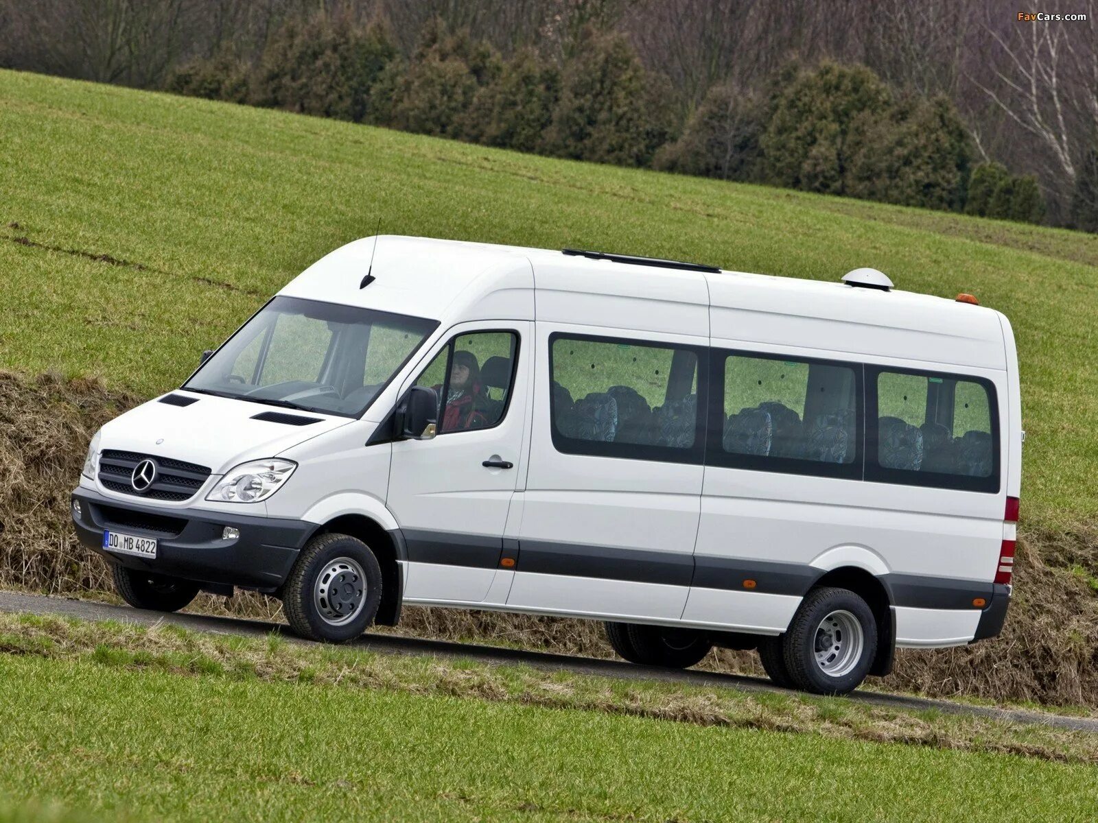Микроавтобус. Mercedes-benz sprinter. мерседес бенц спринтер. мерседес бенц спринтер пассажирский. мерседес бенц спринтер микроавтобус.