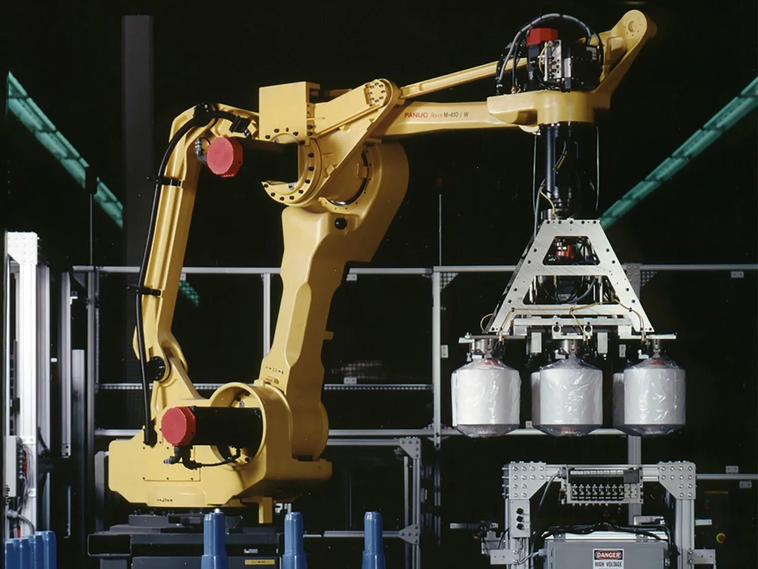 Fanuc robot. Промышленный робот Fanuc. Манипулятор Fanuc. Fanuc тележки. Робот Fanuc 10 ml.
