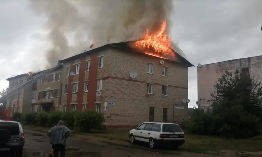 Где пожар живет. Пожар в жилом секторе. Горящие здания. Пожар в Орловской области Северный рынок. Недавние пожары в Орле.
