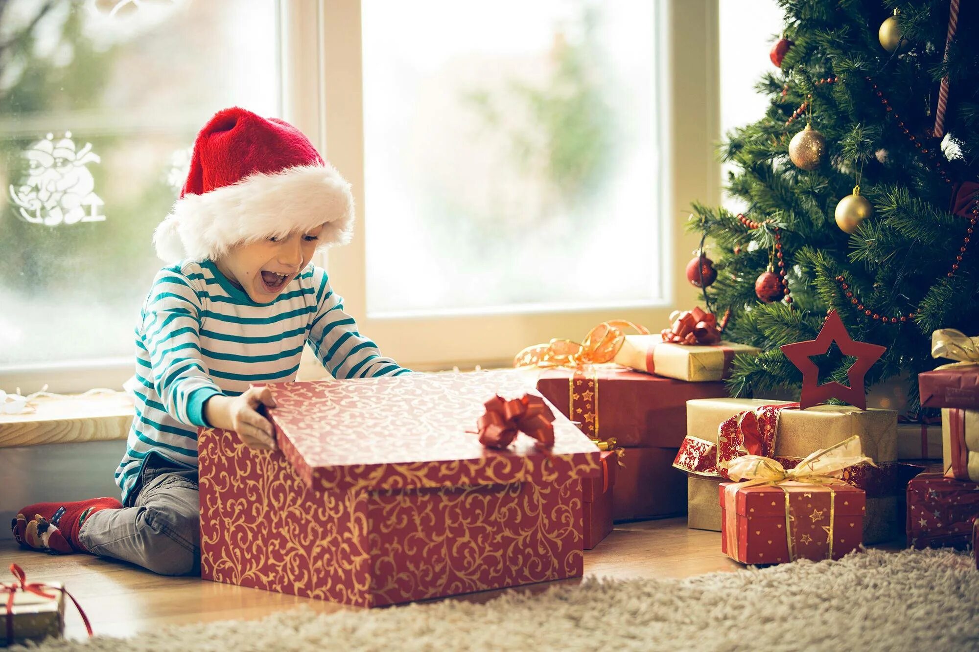 Дай подарок на новый год. Подарки под ёлкой. Подари под елкой для детей. Дети под елкой с подарками. Подарок на новый год.
