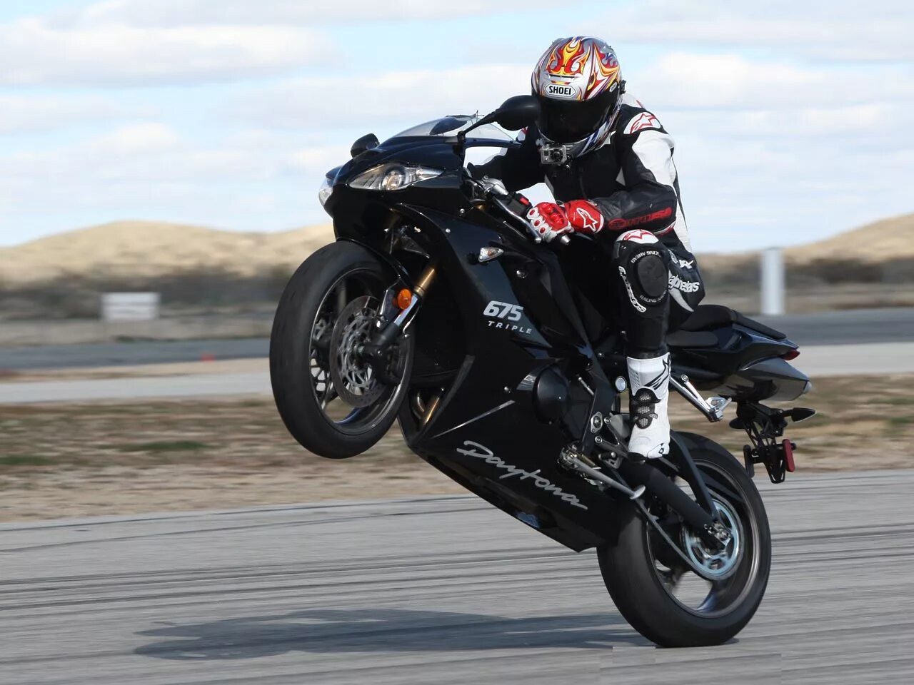 Honda cb 1300. Мото таря. Мотоцикл ducati monster. Спортбайк кавасаки черный. Мотоцикл на дыбах.