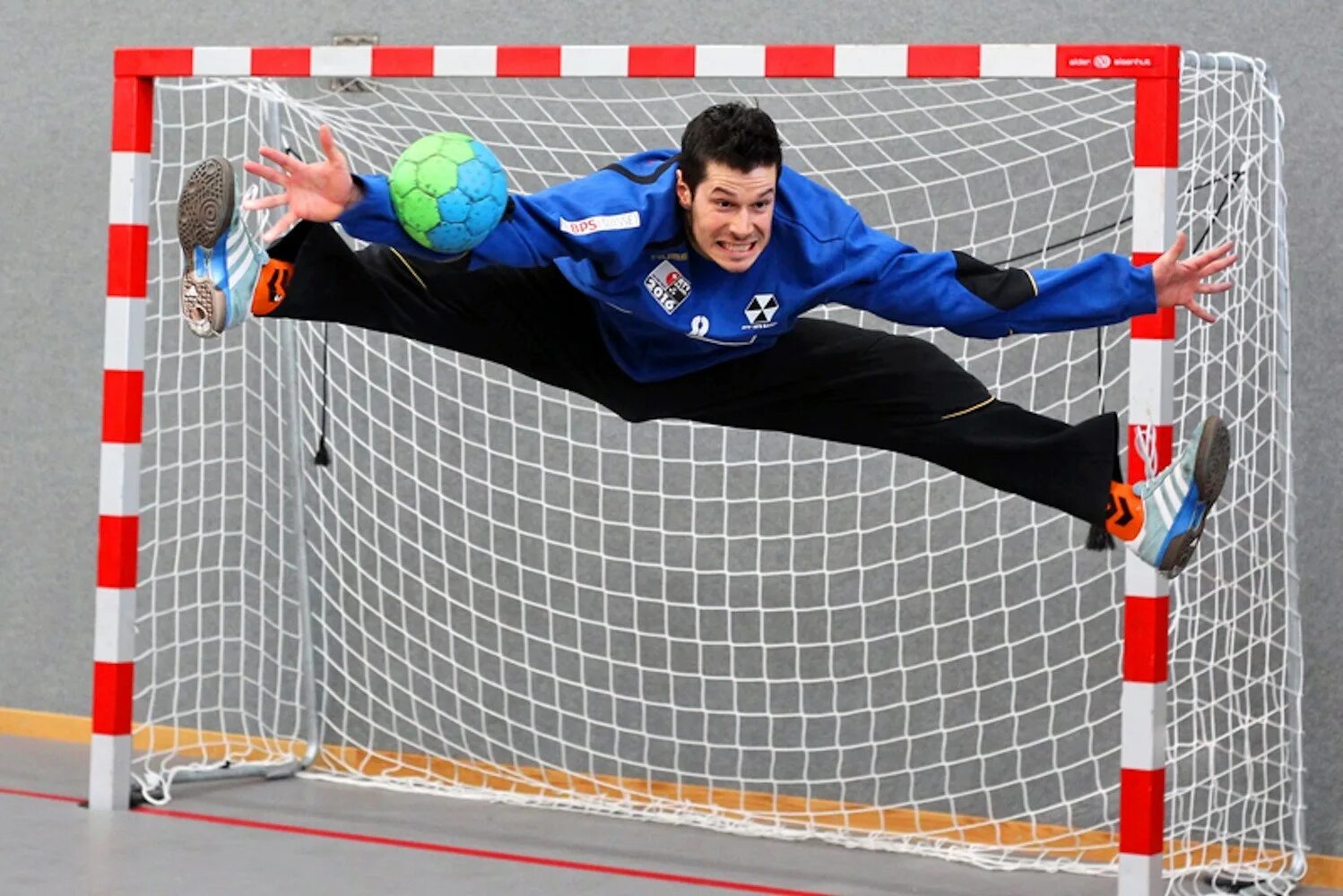 Handball goalkeeper. Гандбол вратарь. Handball вратарь Барсы. Стойка вратаря в мини футболе. Игра быть вратарем