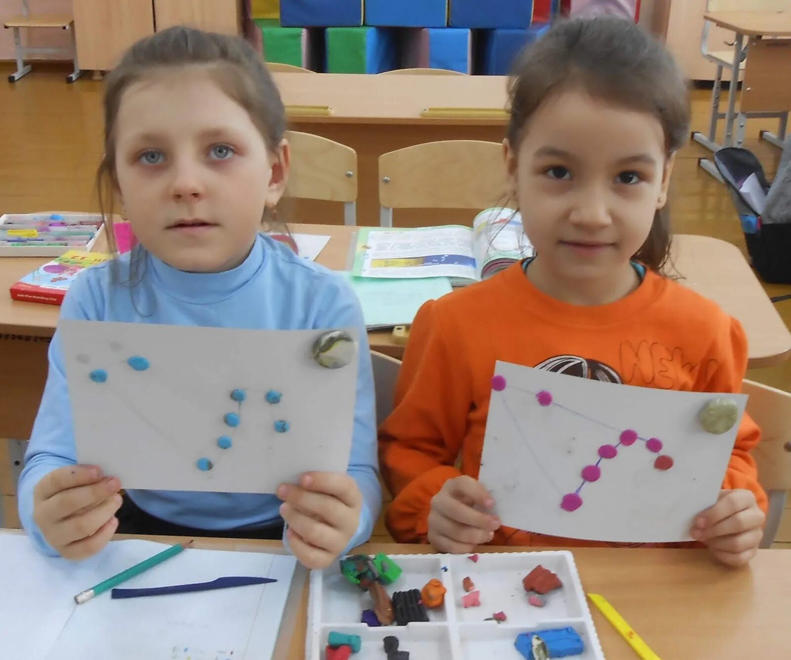 модель созвездия льва 1 класс окружающий мир. созвездие льва окружающий мир 1 класс. аппликация созвездие льва. модель созвездия льва. созвездие льва из пластилина 1 класс.