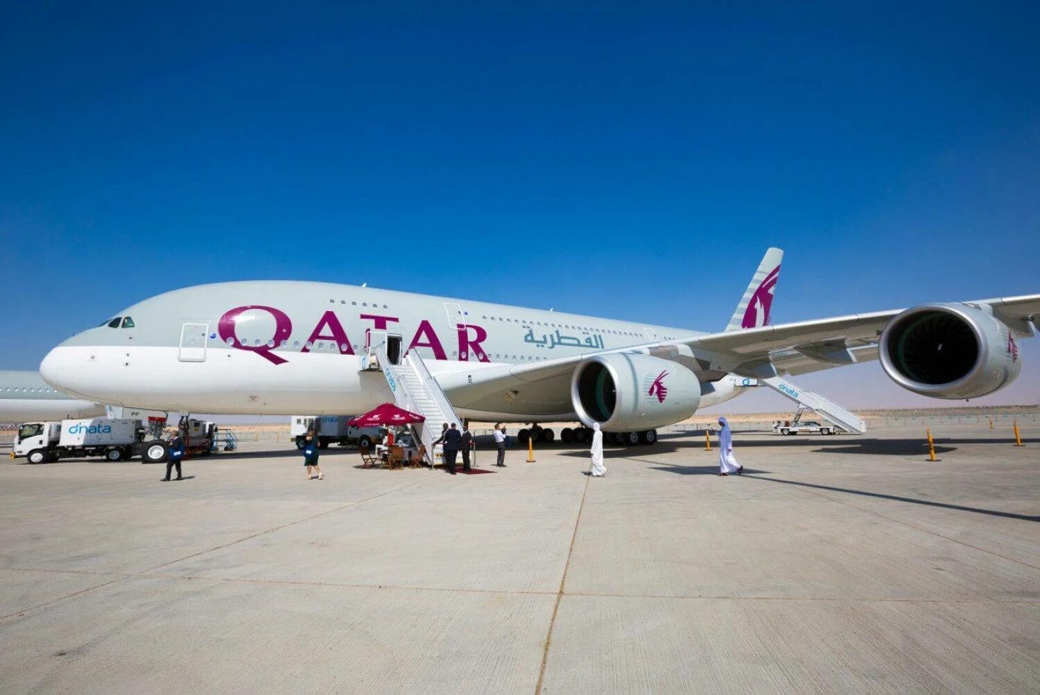 Катар дав. Катар Эйрлайнс самолеты. Самолет Катар Эйрвейз. Qatar Airways Доха. Аэробус а380 Катар Эйрвейз.