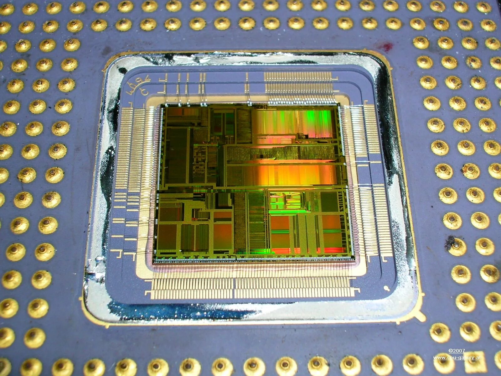 Скопировать процессор. Кристалл процессора пентиум 4. Кристалл микропроцессора. Процессор пентиум i7 Кристаллы. Intel Xeon Gold 6342 RFID чип.
