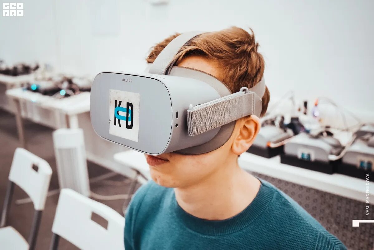 Фестиваль виртуальной реальности и технологий «kod-2023». Держатель для очков виртуальной реальности. Вид в очках виртуальной реальности. Музей виртуальной реальности Санкт-Петербург.