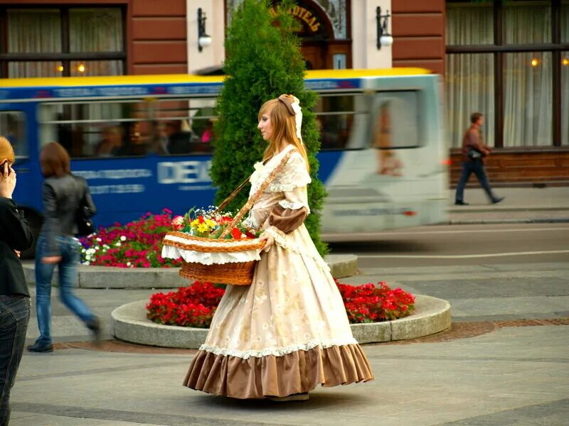 Продавщица цветов на улице. Цветочницы на улицах Парижа. Девушки цветочницы в ресторанах. Цветочница девушка.