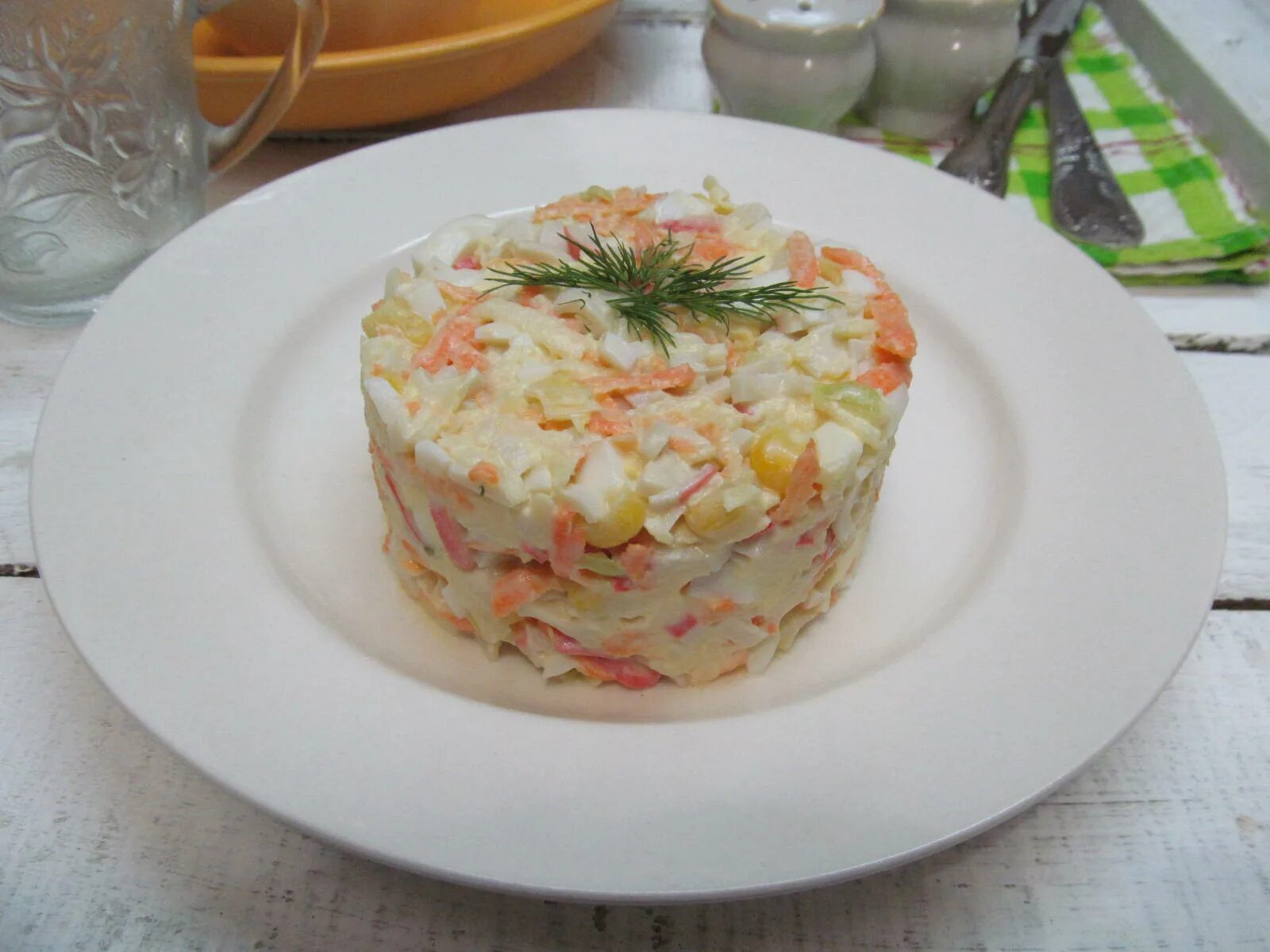 Салат с корейской морковью и крабовыми палочками. Салат с морковкой и крабовыми палочками. Салат с крабовыми палочками и корейской морковкой. Салат с крабовыми палочками и яблоком и сыром. Салат из крабов и яблок