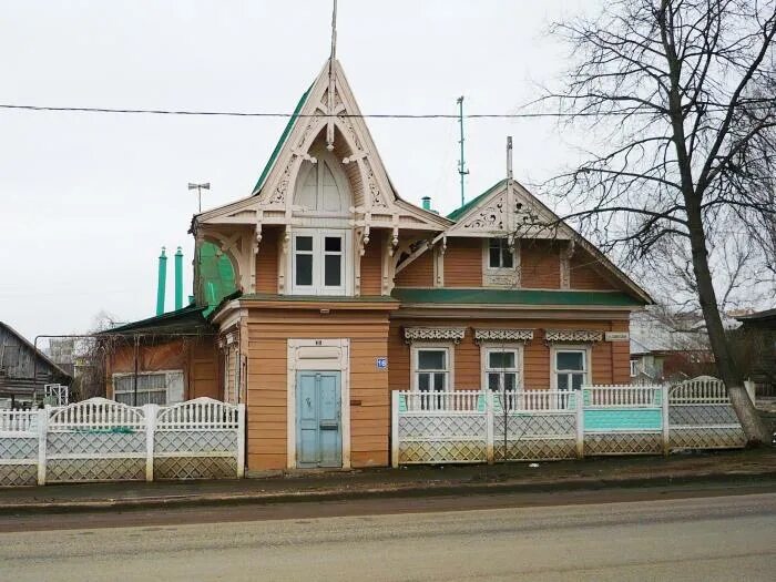 Дом с башенкой Саранск. Дом с башенкой на Советской в Саранске. Старинный дом Саранск. Старые дома Саранска.