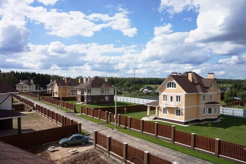 Пос комарово тюмень. Коттеджи в тюмени. Домик на 2 хозяина с огородом. Особняки пригород тюмени. Коттеджный поселок тюмень комарова.