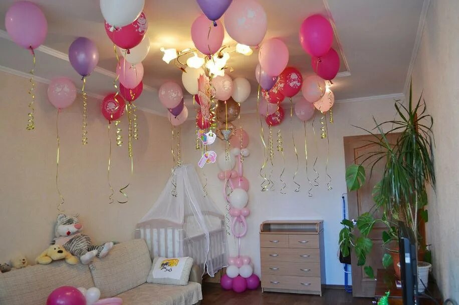 украшение шарами на выписку. украшение комнаты на рождение девочки. украшение шарами на выписку из роддома. украшение детской комнаты на выписку. комната украшенная шарами на выписку из роддома.
