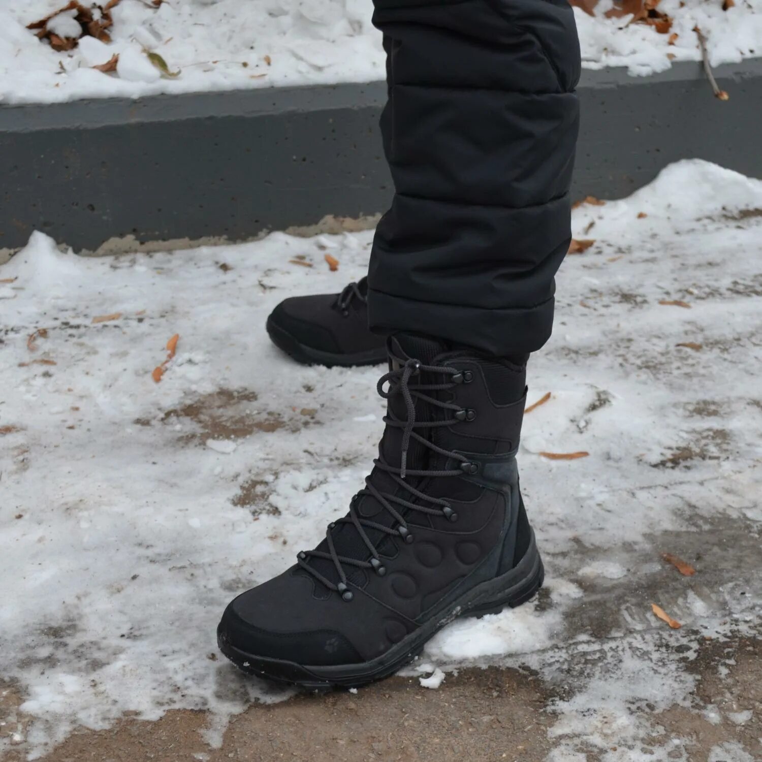 Теплые легкие зимние. Ботинки мужские Glacier Bay High. Зимние ботинки Jack Wolfskin Winterland. Тёплая зимняя обувь мужская. Самые теплые зимние ботинки мужские.