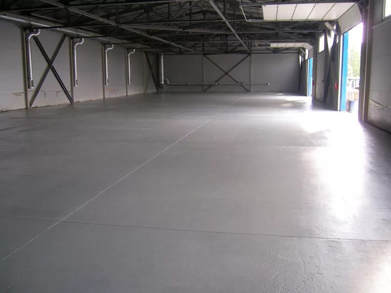 производственное помещение с бетонными полами. промышленный наливной пол. бетонный пол склад. полов серая 27кг. бетон промышленные полы.