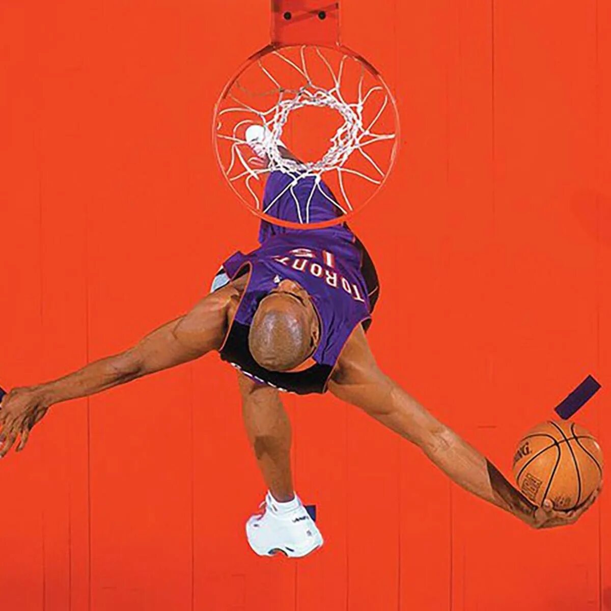 Взял мяч трансляции. Слэм данк Винс Картер. Vince Carter Slam Dunk 2000. Картер баскетболист данк. Винс Картер данк Контест.