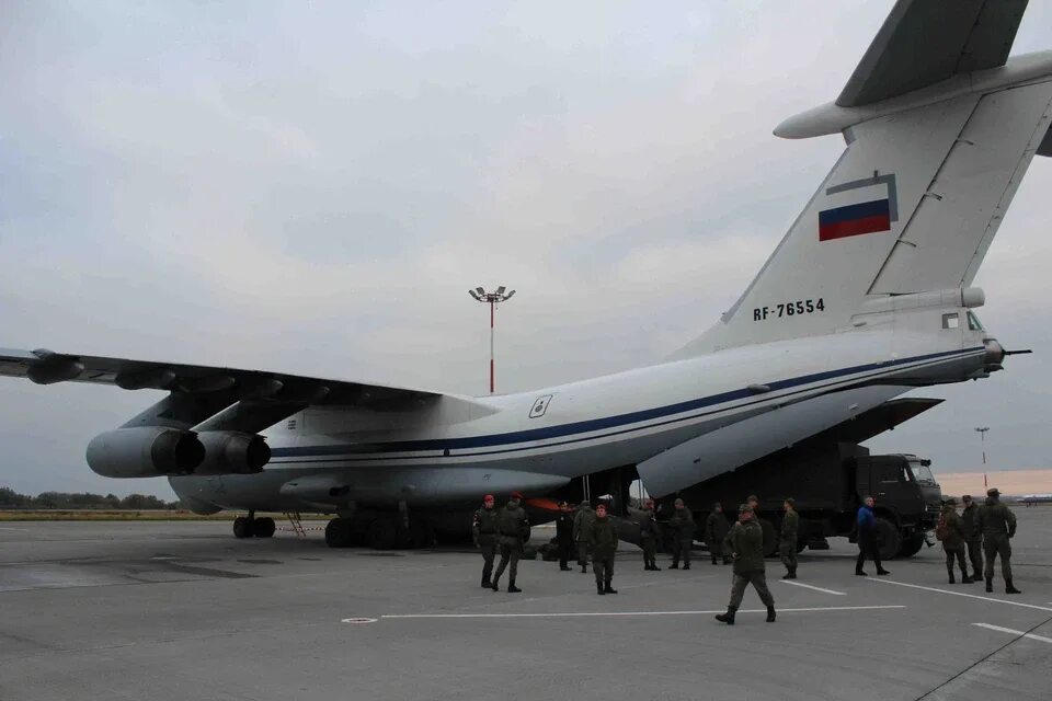 Сво 06.04 2024. Военно транспортный самолет. Российские транспортные самолеты. Военно-транспортной авиации самолетами с-295. Калининградская авиабаза.