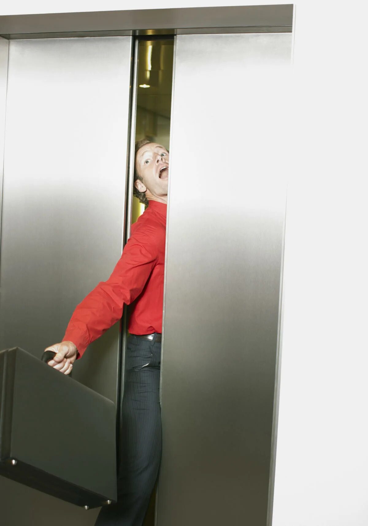 Включи про лифт. Двери лифта закрываются. Прищемило дверью лифта. Лифт закрывается.