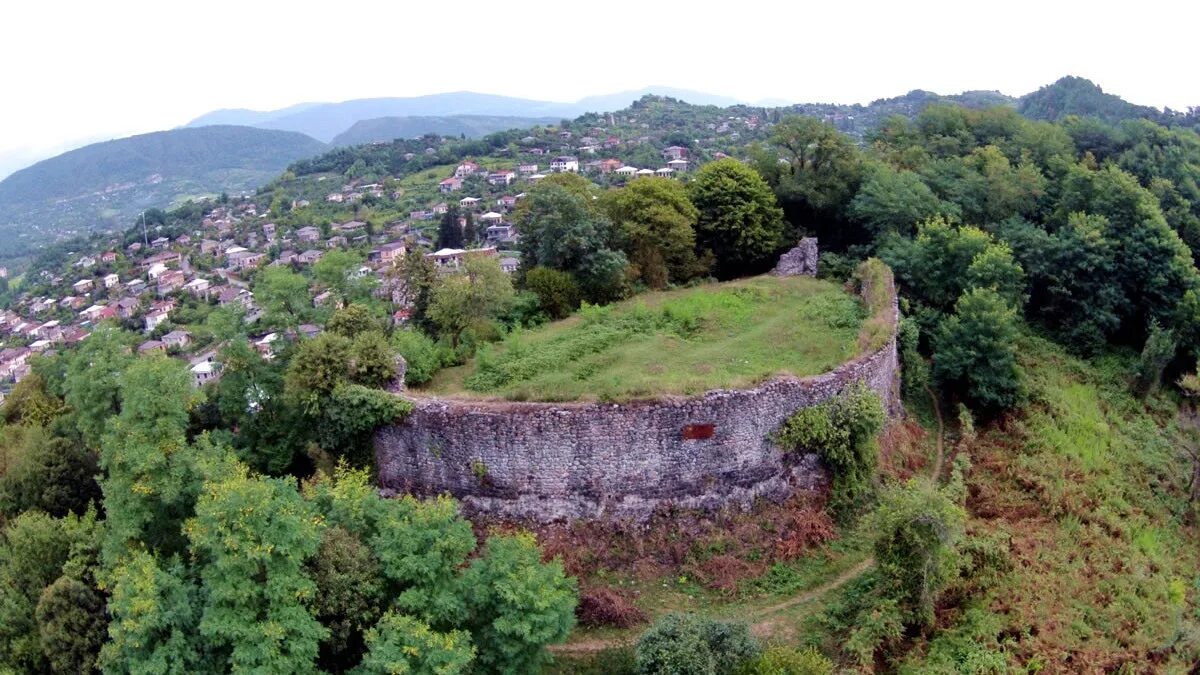 Отель гора царя баграта г сухум. Замок баграта абхазия сухум. Крепость баграта в сухуми. Замок баграта абхазия. Крепость баграта сухум.