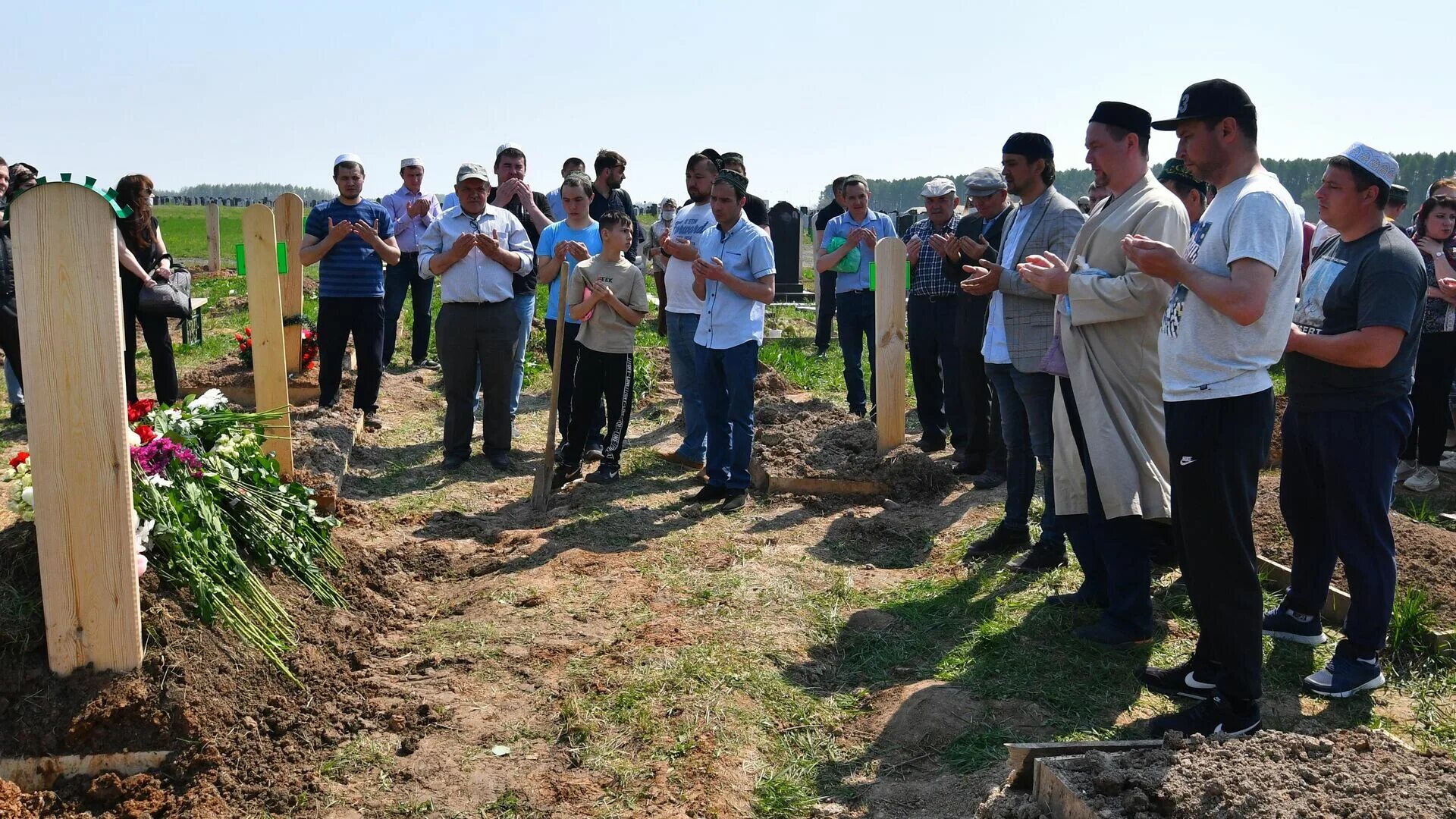 Похороны погибших в Казани в 175 школе. Казань стрельба в школе похороны. Школа 175 Казань стрельба погибших в школе. Гимназия 175 Казань похороны.