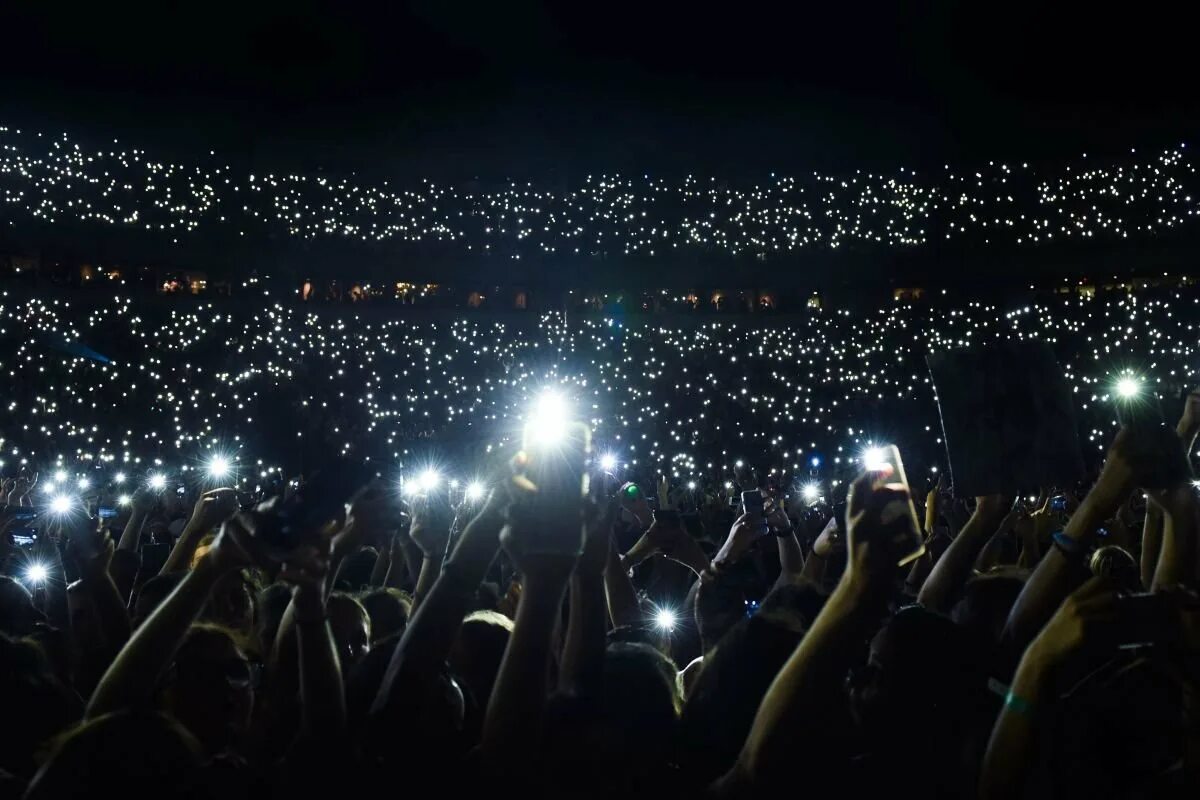 Свет яркий свет полон зал. Фонарики на концерте. Зал с фонариками. Толпа с фонариками. Толпа на концерте.