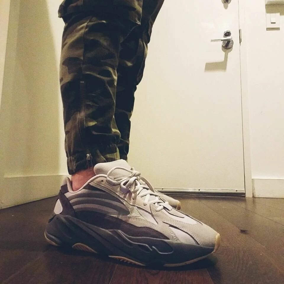 Иди буст. Yzy Boost 700. Adidas Yeezy 700 v2 Tephra на ноге. Adidas Yeezy 700 v2 Tephra. Yeezy 700 v2 лук.