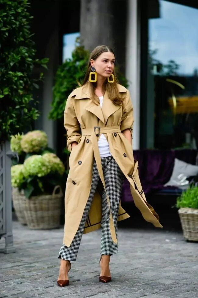 Тренч женский Burberry 2020. Плащ тренч 2020 Street Style. Бежевый тренч 2022. Тренч стрит стайл 2020.