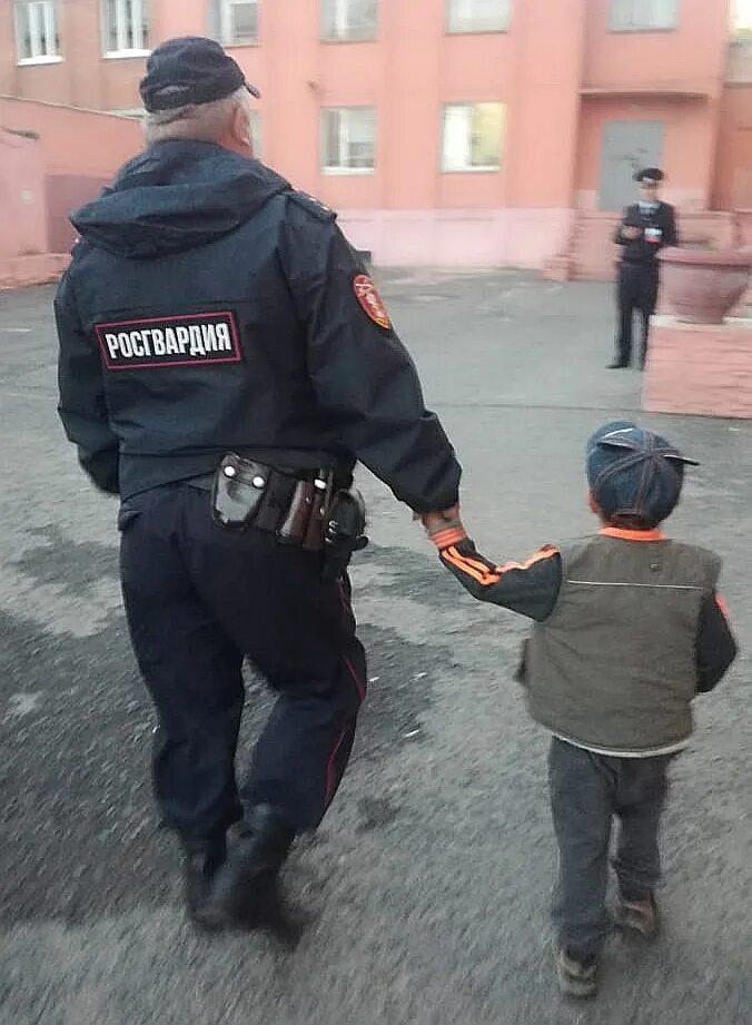 Полиция папа. Сын полицейского. Полиция для детей. Полиция помогает детям. Папа сегодня домой