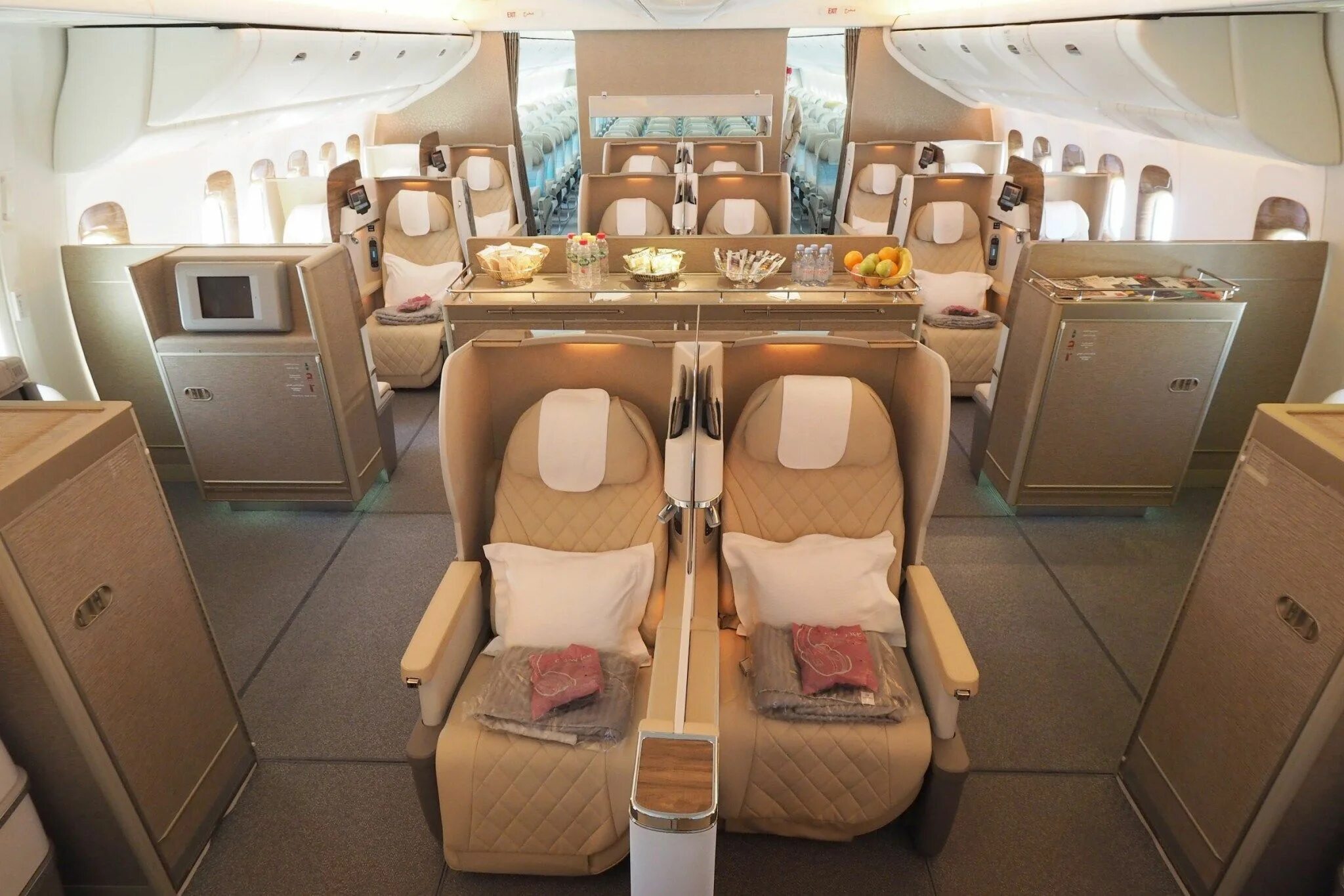 Бизнес класс в самолете победа. Бизнес класс аэрофлот боинг 777. Boeing 777-300er аэрофлот салон. Огромный боинг 747-800 элитный самолет класса люкс. Комфорт и бизнес класс отличие.