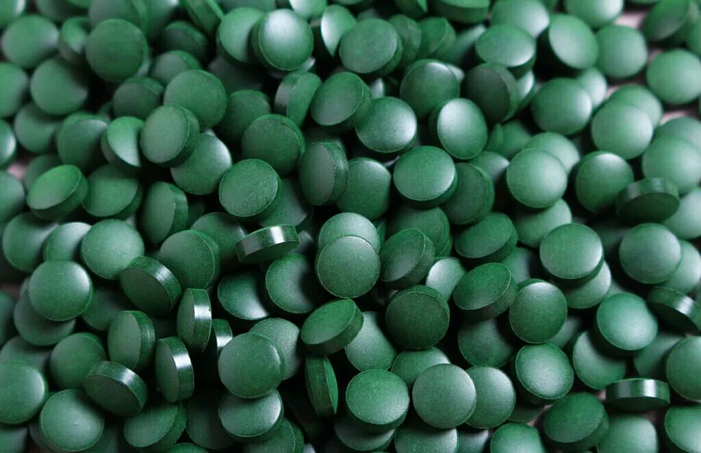 Зеленые антибиотики. Зеленая таблетка спирулина. Зелененькие таблетки спирулина. Темно зеленые таблетки. Зелёные таблетки из водорослей.
