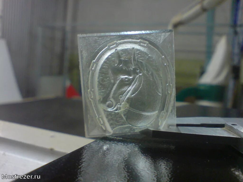 Лазерная гравировка на металле. Гравер по латуни. Гравировка латуни на чпу. Гравировка кузова автомобиля. Гравировка полировка.