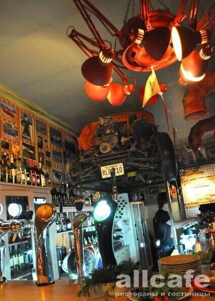 Владимир попов ведущий. Бар холостяк краснодар. Гараж краснодар бар. Ильдар +79273331745. Кафе холостяк.