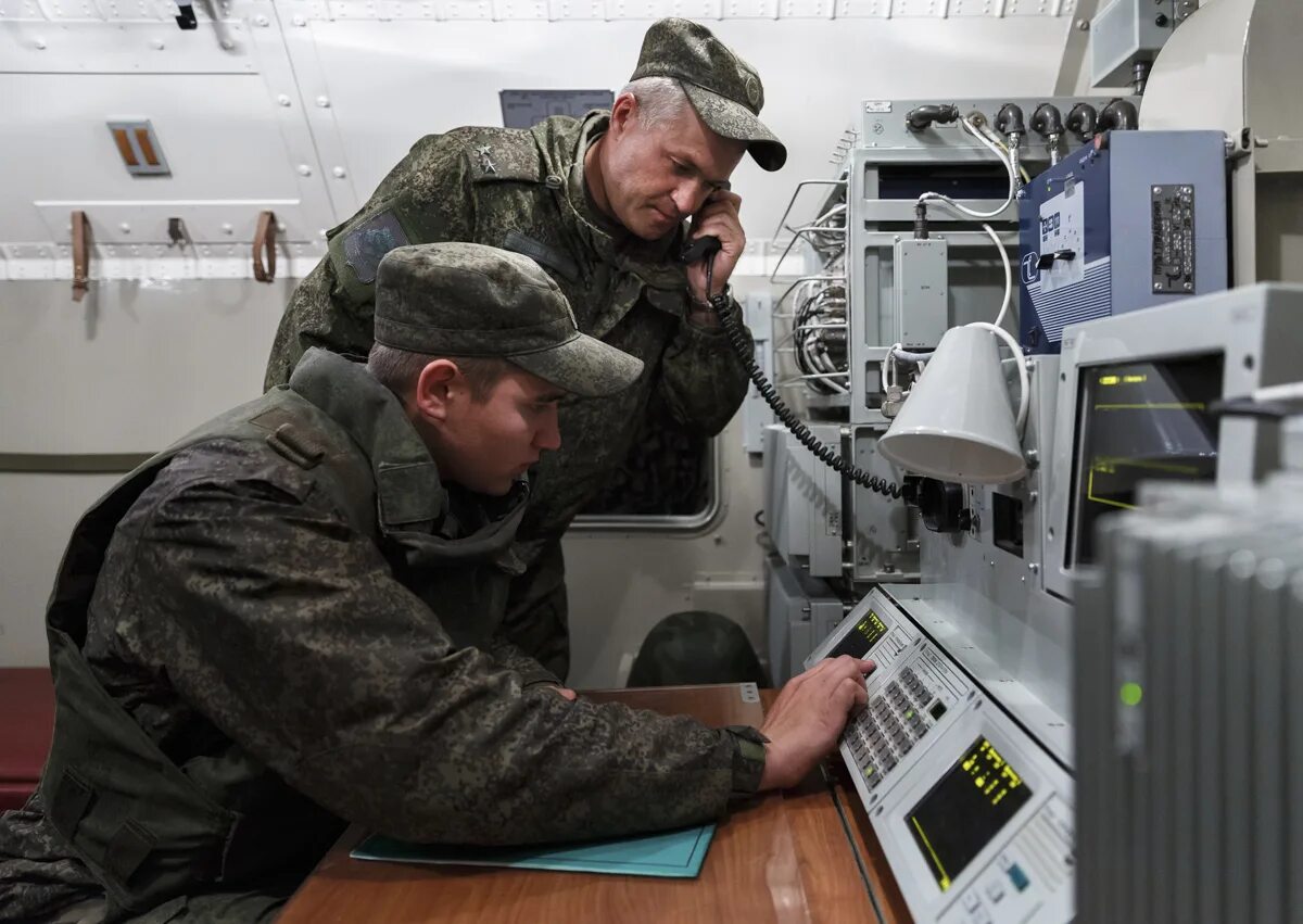 Командный пункт армии. Военный пункт управления. Пункт управления в армии. Учения войск связи.