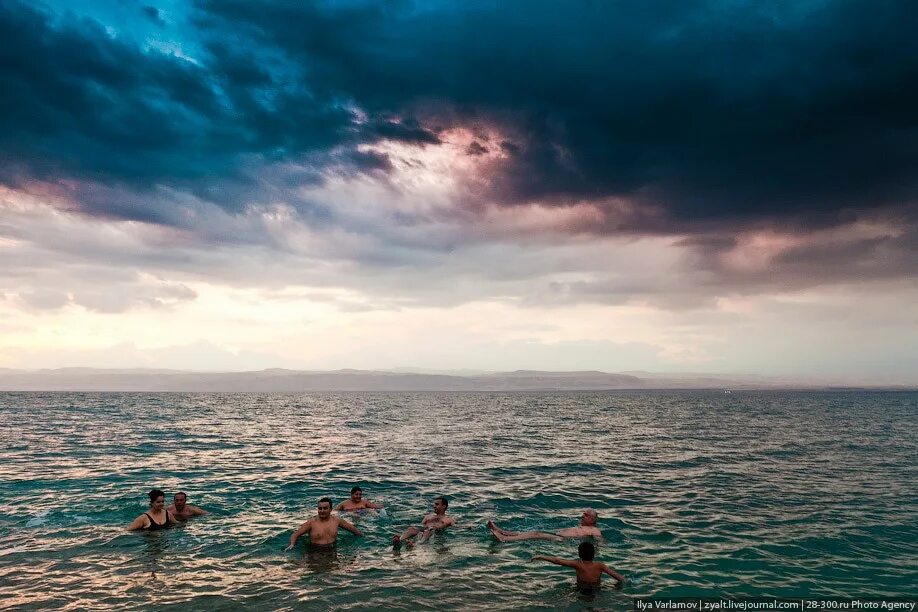 Почему закрыли море. Мертвое море. Закрытое море. Небо Мертвое море. Мертвое море фото.