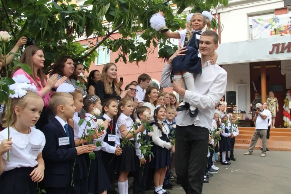 Школа 1 Саратов. Первоклассники. Фото первоклассников. Первоклассница с бантами.