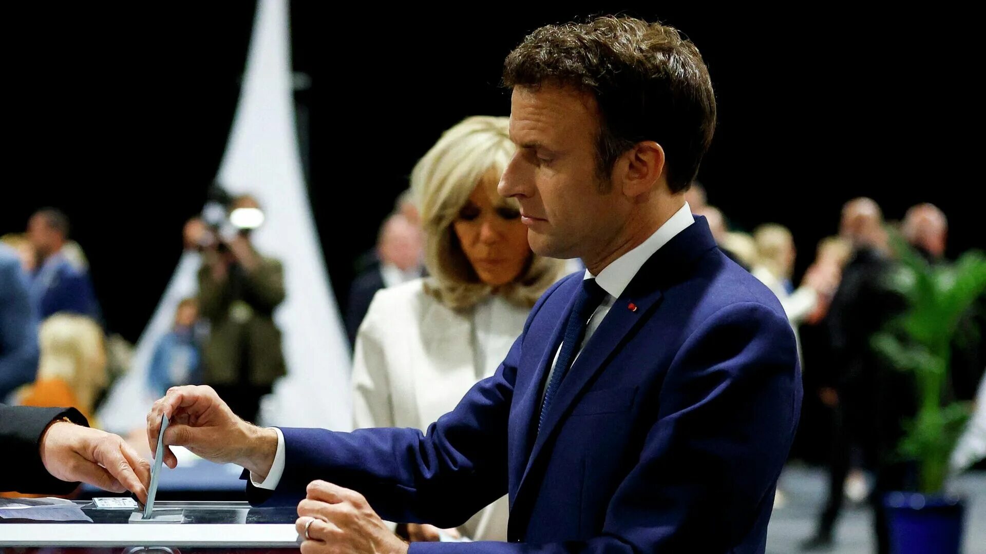 Год выборов во франции. Эммануэль Макрон 2022. Эммануэль Макрон с женой 2022.