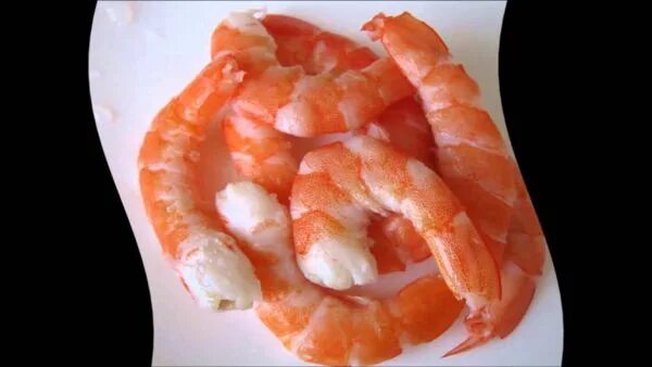 Сколько можно хранить креветки. Креветки большие очищенные. королевские креветки в рассоле. креветки в морозилке. креветки очищенные в банке.